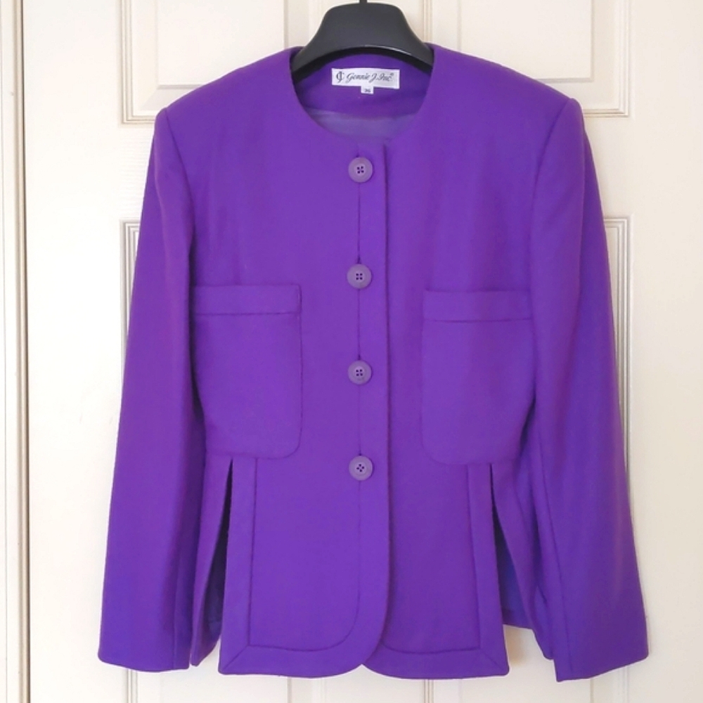 NWOT. Woman's Full lined 100% wool blazer and skirt matching set.